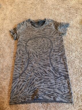 Women’s Grey Animal-Print Short Sleeve Top